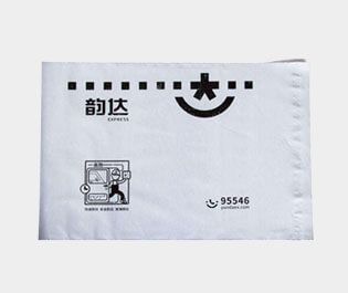 塑料快遞袋使用較多的是用聚乙烯材料做成，具有成本低，使用方便，防水性能好的特點(diǎn)。多用于運(yùn)送文件、單據(jù)、資料、貨物等所包裝用的袋子。又稱為速遞袋、郵寄袋、快遞打包袋。體輕，富有彈性，有良好的抗沖擊性，無毒、無味、防潮、耐腐蝕，環(huán)保性較強(qiáng)，并且回收力度較大。