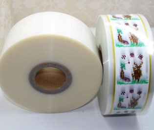 "食品復(fù)合膜是由PE等薄膜材料符合而成， 廣泛適用于包裝、食品、藥品等產(chǎn)品，具有環(huán)保、無臭無異味、熱封性能好、阻隔性好、遮光性強(qiáng)、耐油、強(qiáng)度高等特點(diǎn)。"