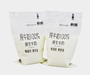 牛奶包裝袋是由三層或兩層共擠吹膜機(jī)生產(chǎn)而成。 成品膜印刷效果好，保香阻氧，安全衛(wèi)生，低碳環(huán)保，耐擠壓刺穿性強(qiáng)。
