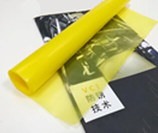 本公司采用三層共擠吹膜機，由內層模體、中層模體、外層膜體組成，分別將三層共擠的膜體配方進行配比，配三種不同屬性的合金擠出機，配套合適的高精度模具和德系風環(huán)，均勻混合擠出，一次性吹制的薄膜。本公司設備吹制的防銹膜在不破損的情況下，使用壽命長，防銹能力強，成本低等特點。